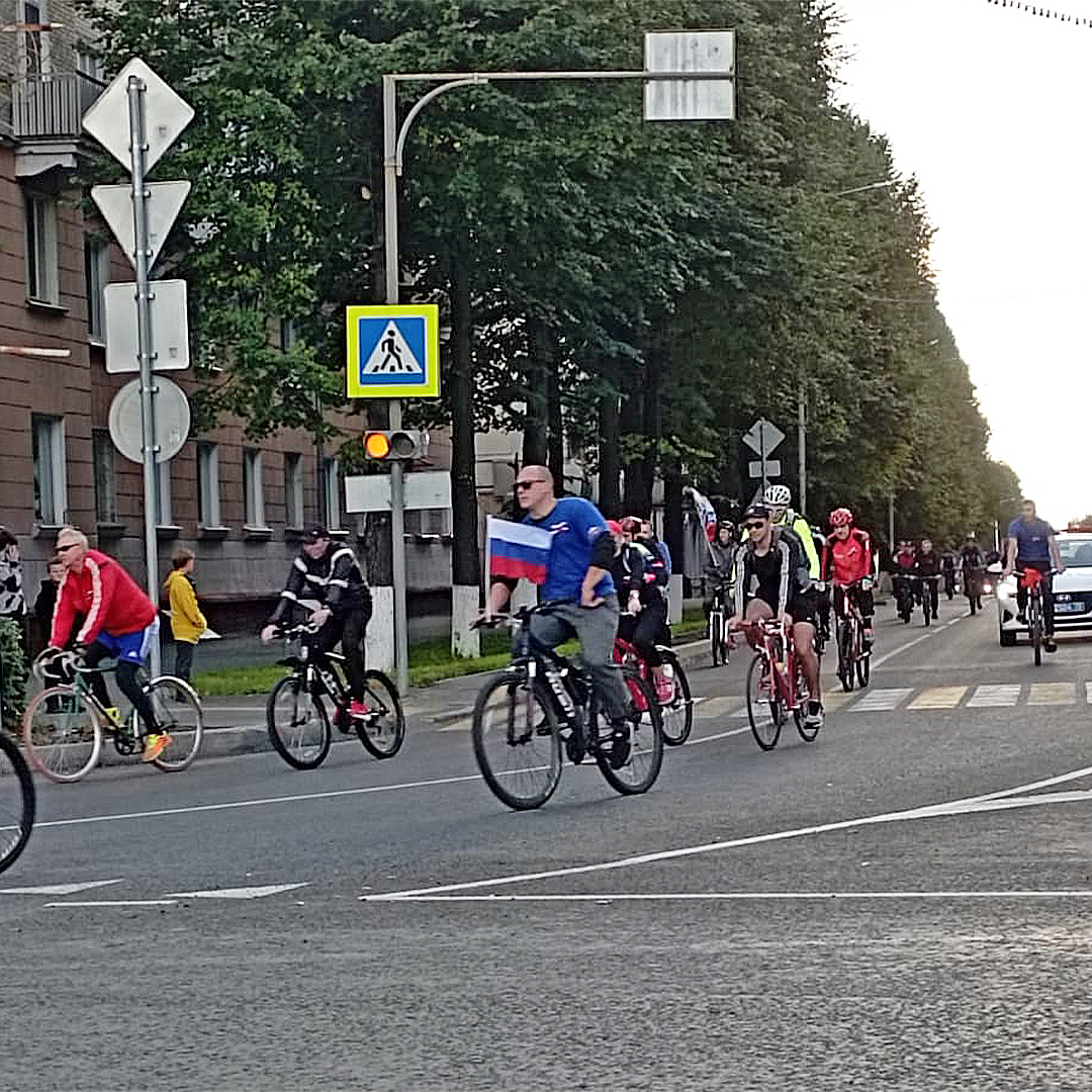 В честь Дня Государственного флага в Северске прошел велопробег |  23.08.2022 | Северск - БезФормата